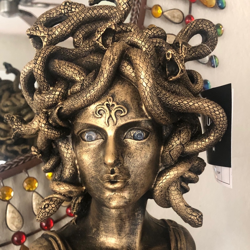NWT Medusa Bust Figurine in Antique Gold Finish w/ Snakes & Light Up Eyes - Picture 2 of 10